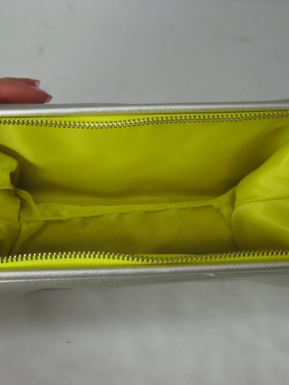 KENDRA SCOTT Make Up Cosmetics Zip Bag Dopp Pouch Silver Gold NWT